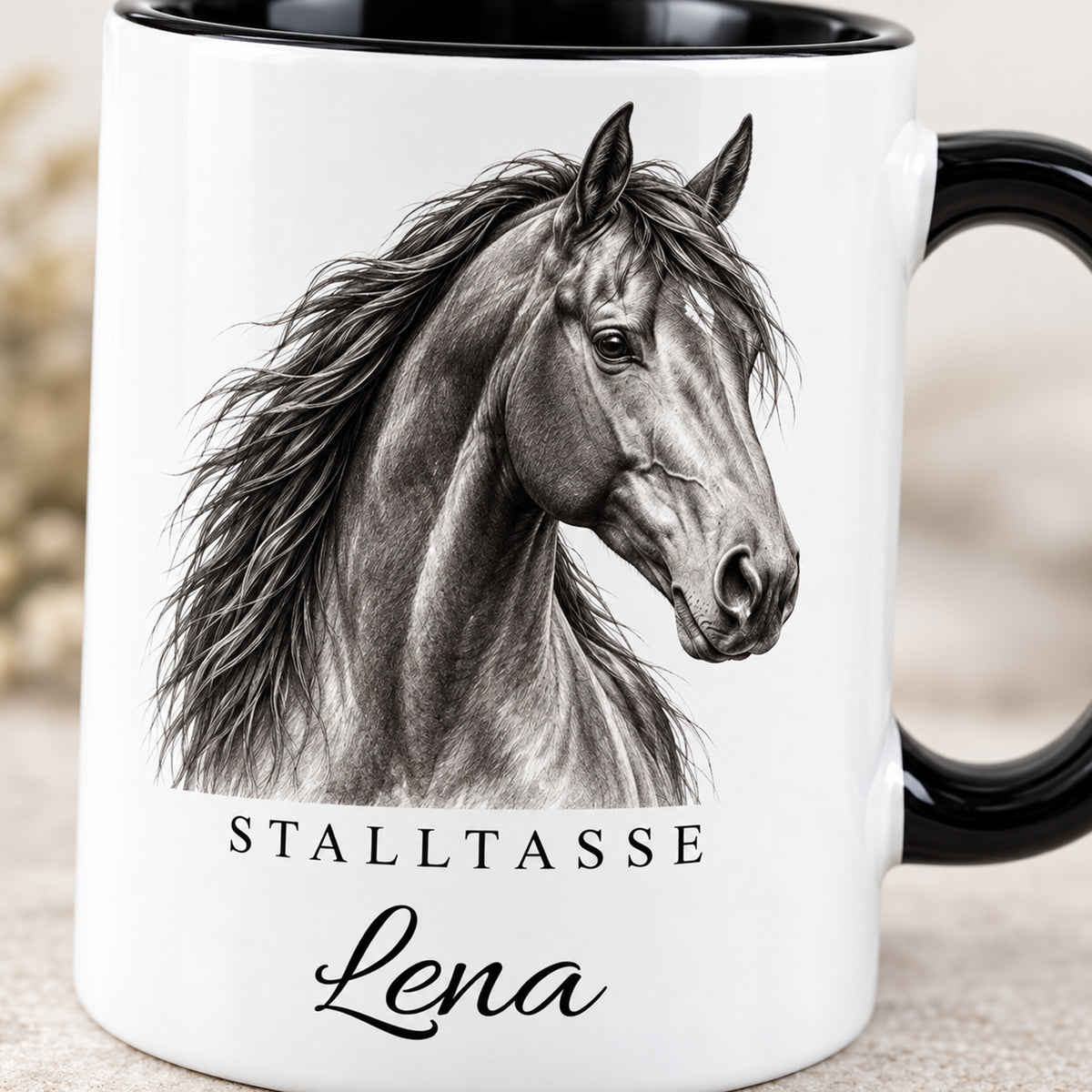 Stalltasse mit Namen Lena – Edles Pferdeporträt, schwarzer Henkel und Innenraum – Motivdetail
