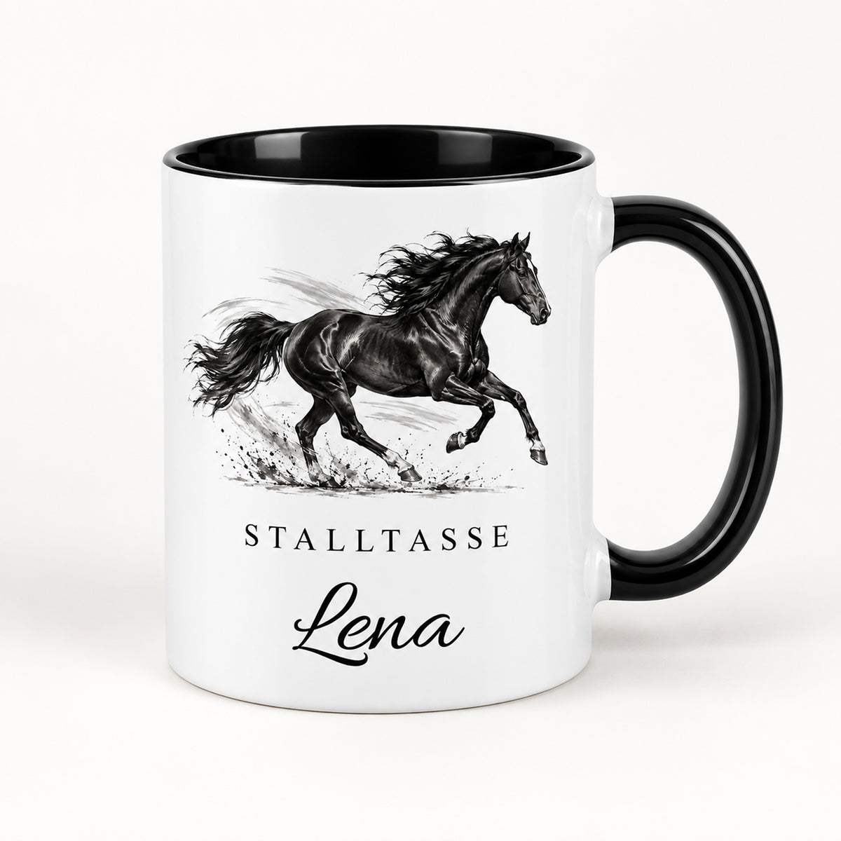 Stalltasse mit Namen Lena – Freier Galopp, schwarzer Henkel und Innenraum – Hauptbild