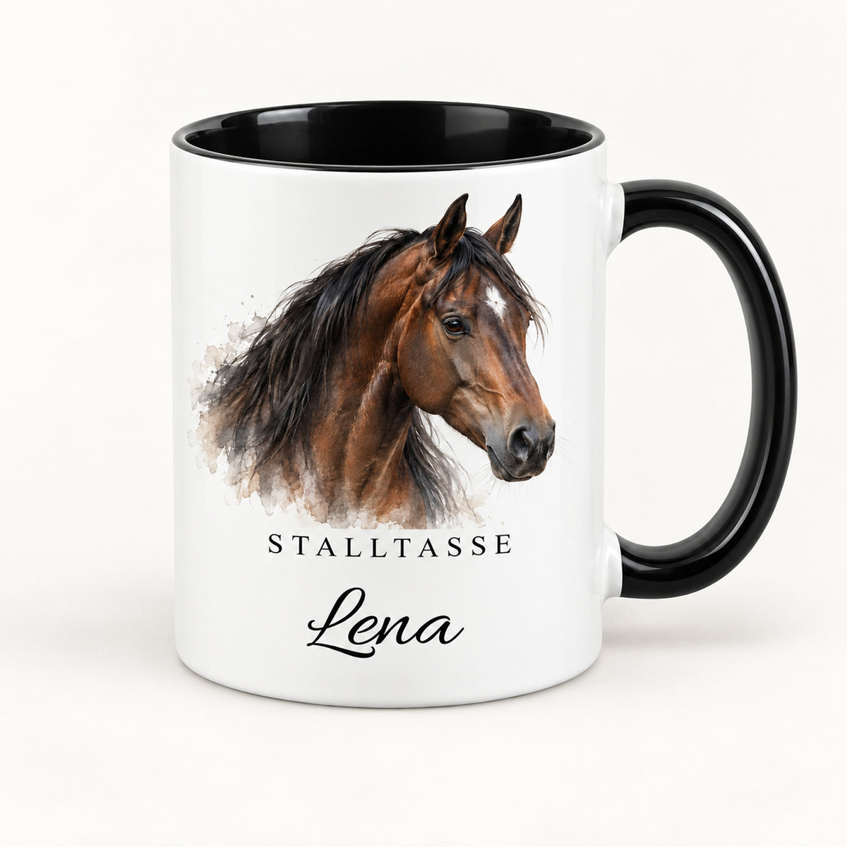 Stalltasse mit Namen Lena – Warmer Aquarellmoment, schwarzer Henkel und Innenraum – Hauptbild