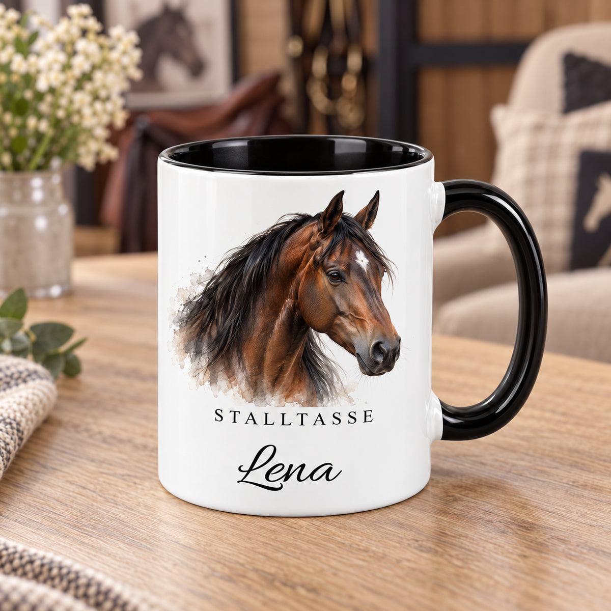 Stalltasse mit Namen Lena – Warmer Aquarellmoment, schwarzer Henkel und Innenraum – Schrägansicht