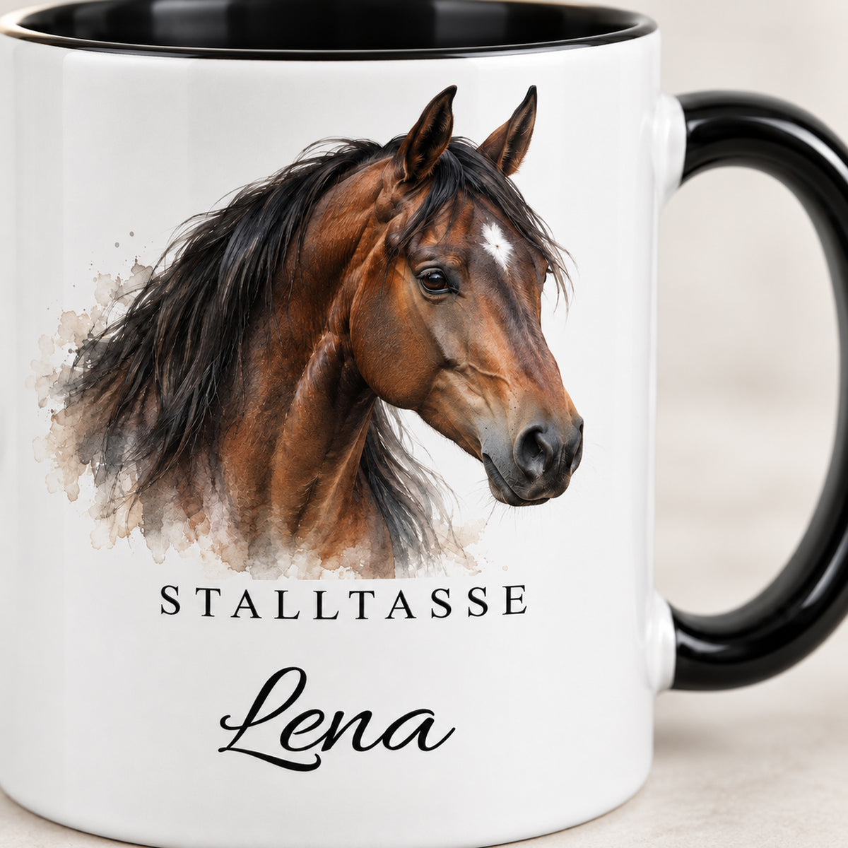 Stalltasse mit Namen Lena – Warmer Aquarellmoment, schwarzer Henkel und Innenraum – Motivdetail