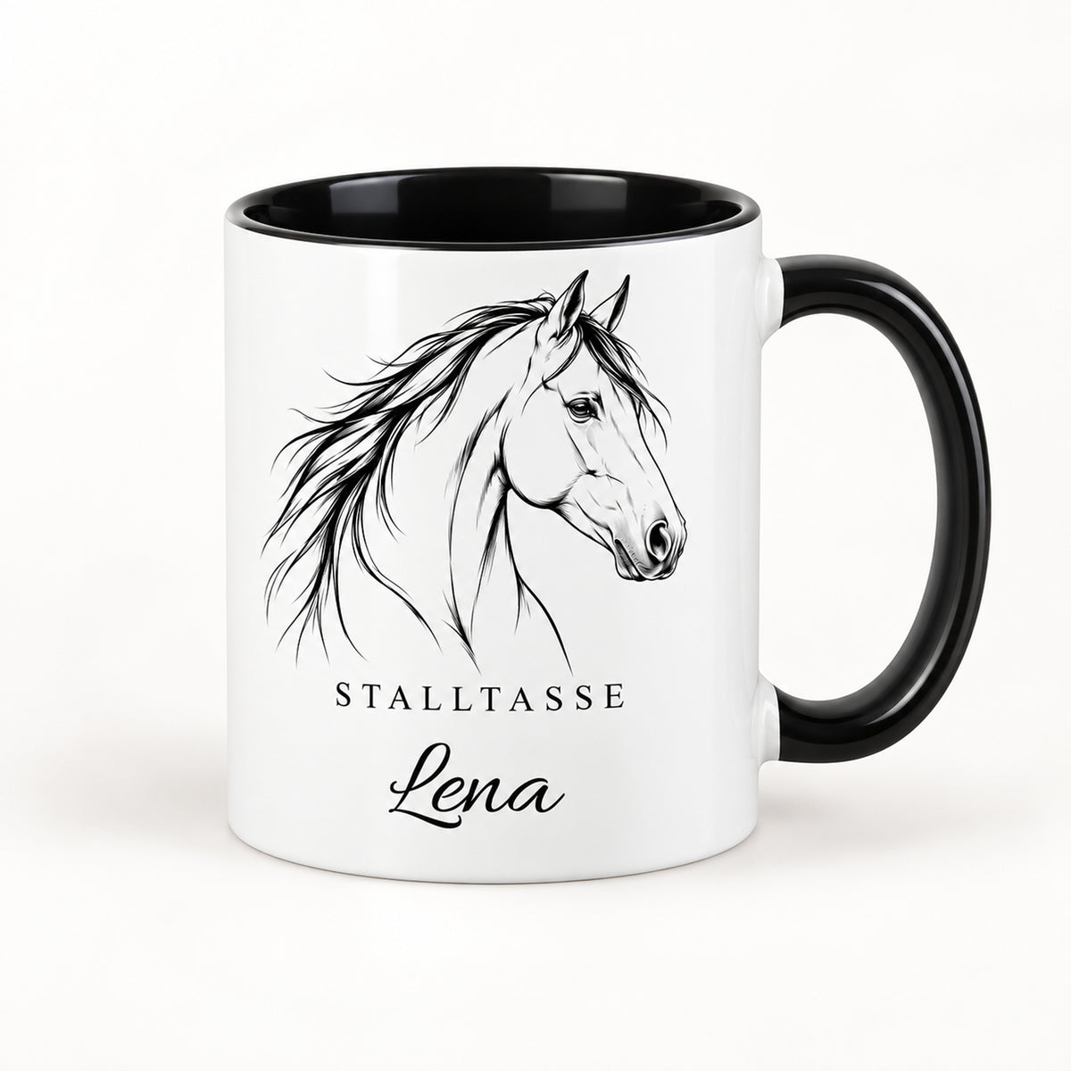 Stalltasse mit Namen Lena – Klare Pferdelinie, schwarzer Henkel und Innenraum – Hauptbild