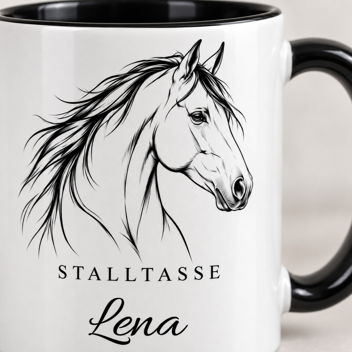 Stalltasse mit Namen Lena – Klare Pferdelinie, schwarzer Henkel und Innenraum – Motivdetail