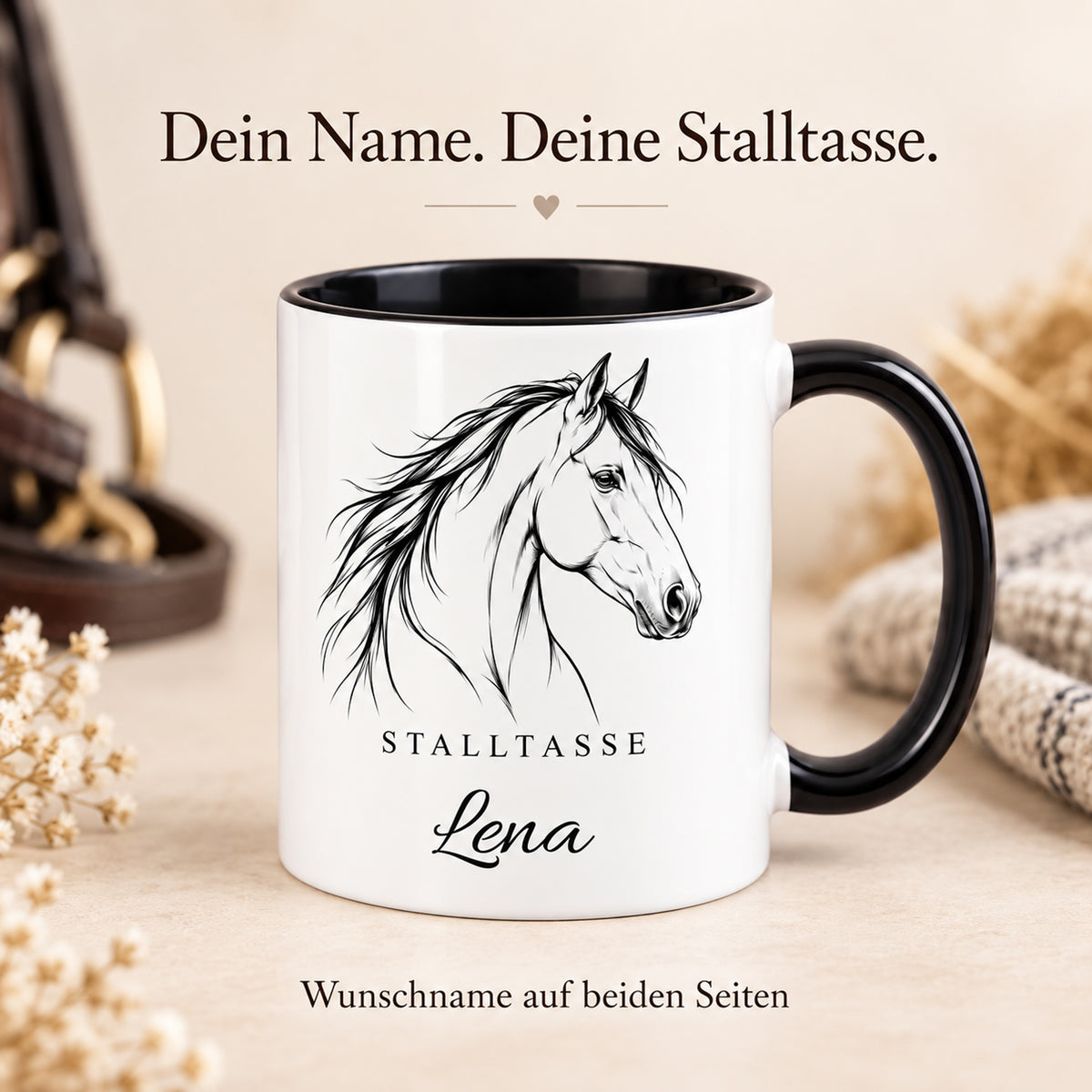 Stalltasse mit Namen Lena – Klare Pferdelinie, schwarzer Henkel und Innenraum – Personalisierung