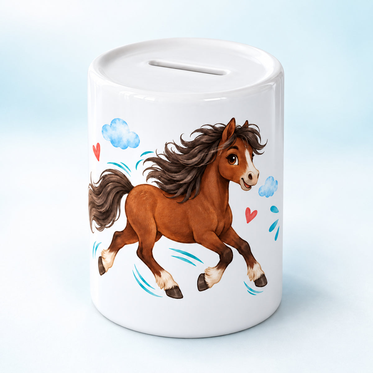 Schräge Ansicht der weißen Keramik-Spardose Pony-Abenteuer mit Pferdemotiv und sichtbarem Münzschlitz.