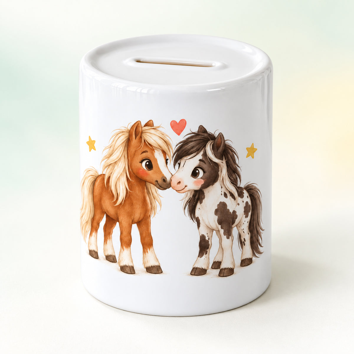 Schräge Ansicht der weißen Keramik-Spardose Pony-Freunde mit Pferdemotiv und sichtbarem Münzschlitz.