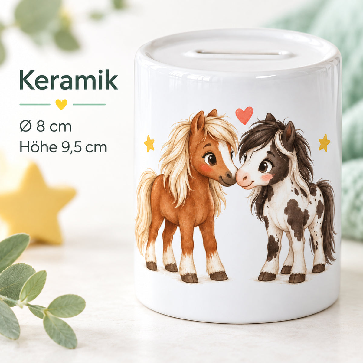 Detailansicht der Keramik-Spardose Pony-Freunde mit Pferdemotiv und Größenangaben: Durchmesser 8 cm, Höhe 9,5 cm.