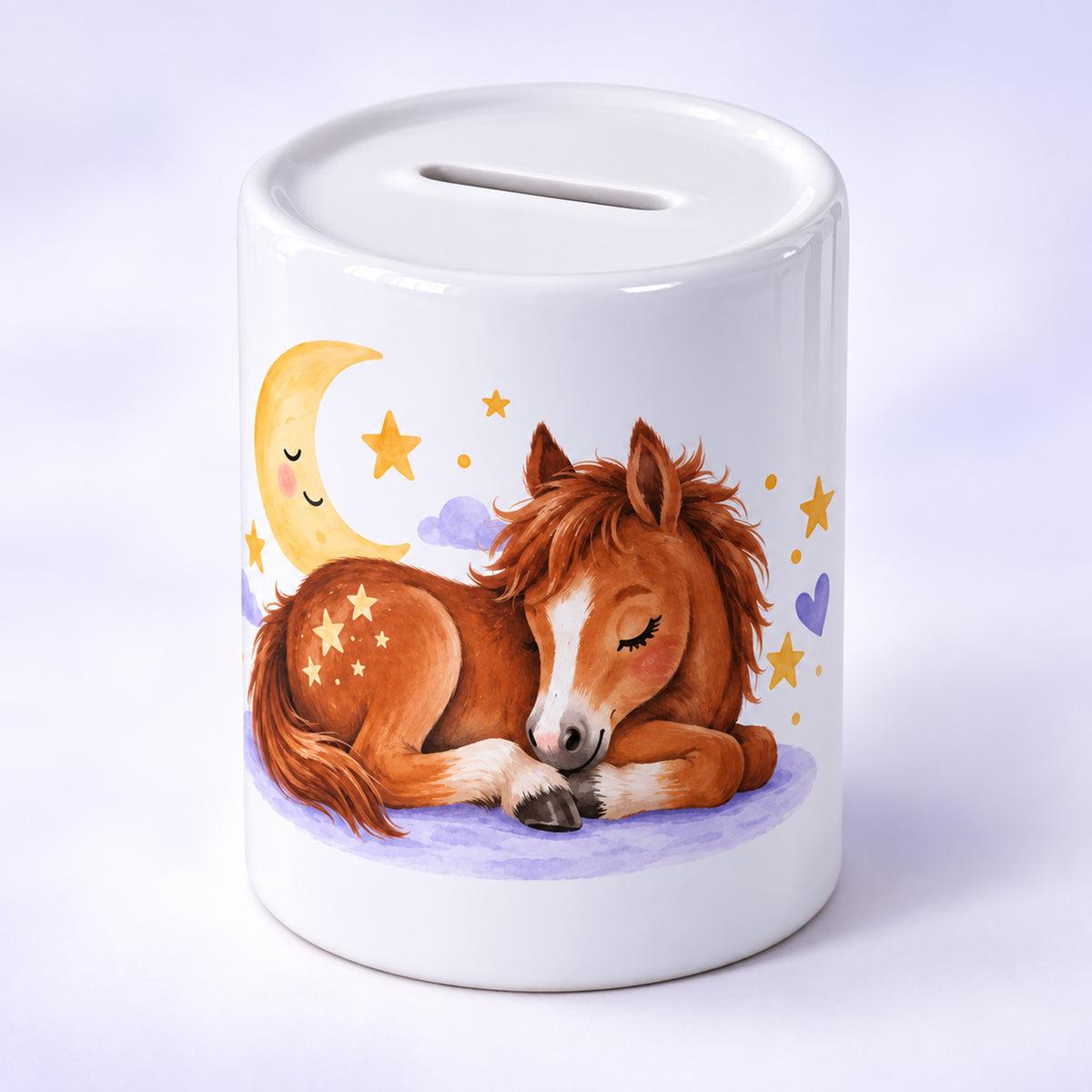 Schräge Ansicht der weißen Keramik-Spardose Sternenpony mit Pferdemotiv und sichtbarem Münzschlitz.