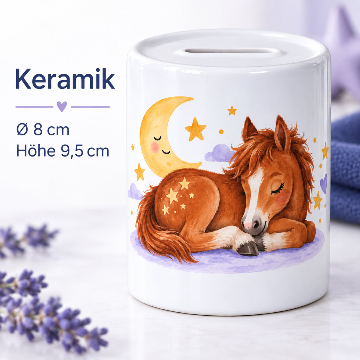 Detailansicht der Keramik-Spardose Sternenpony mit Pferdemotiv und Größenangaben: Durchmesser 8 cm, Höhe 9,5 cm.