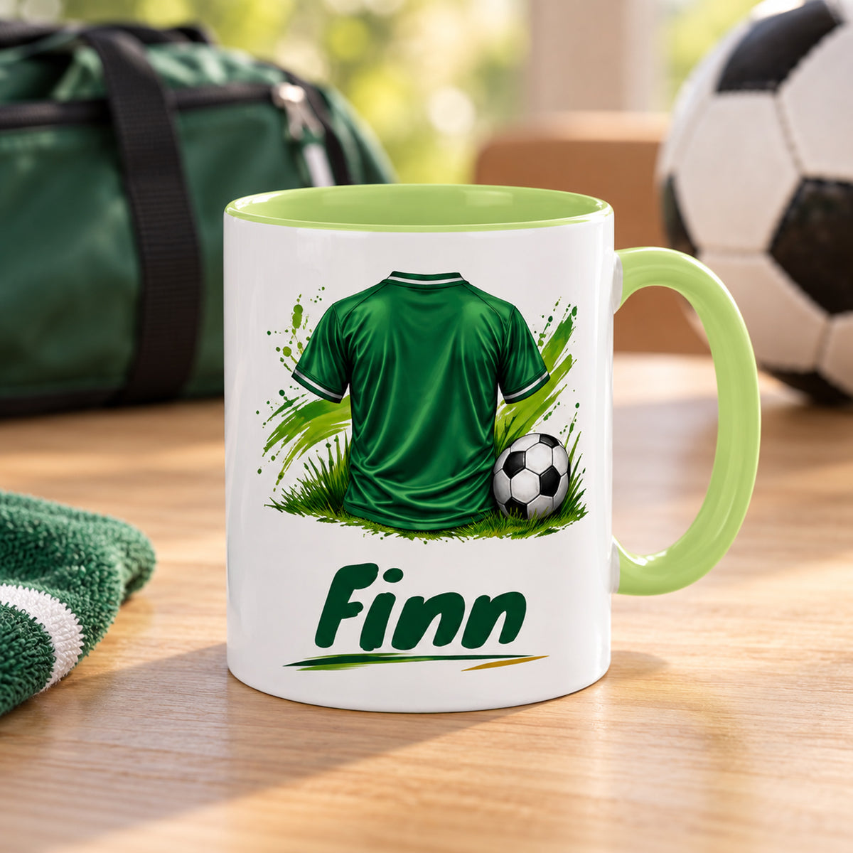Hellgrüne Fußballtasse Dein Trikot mit Beispielname Finn: Tasse in einer Alltagsszene