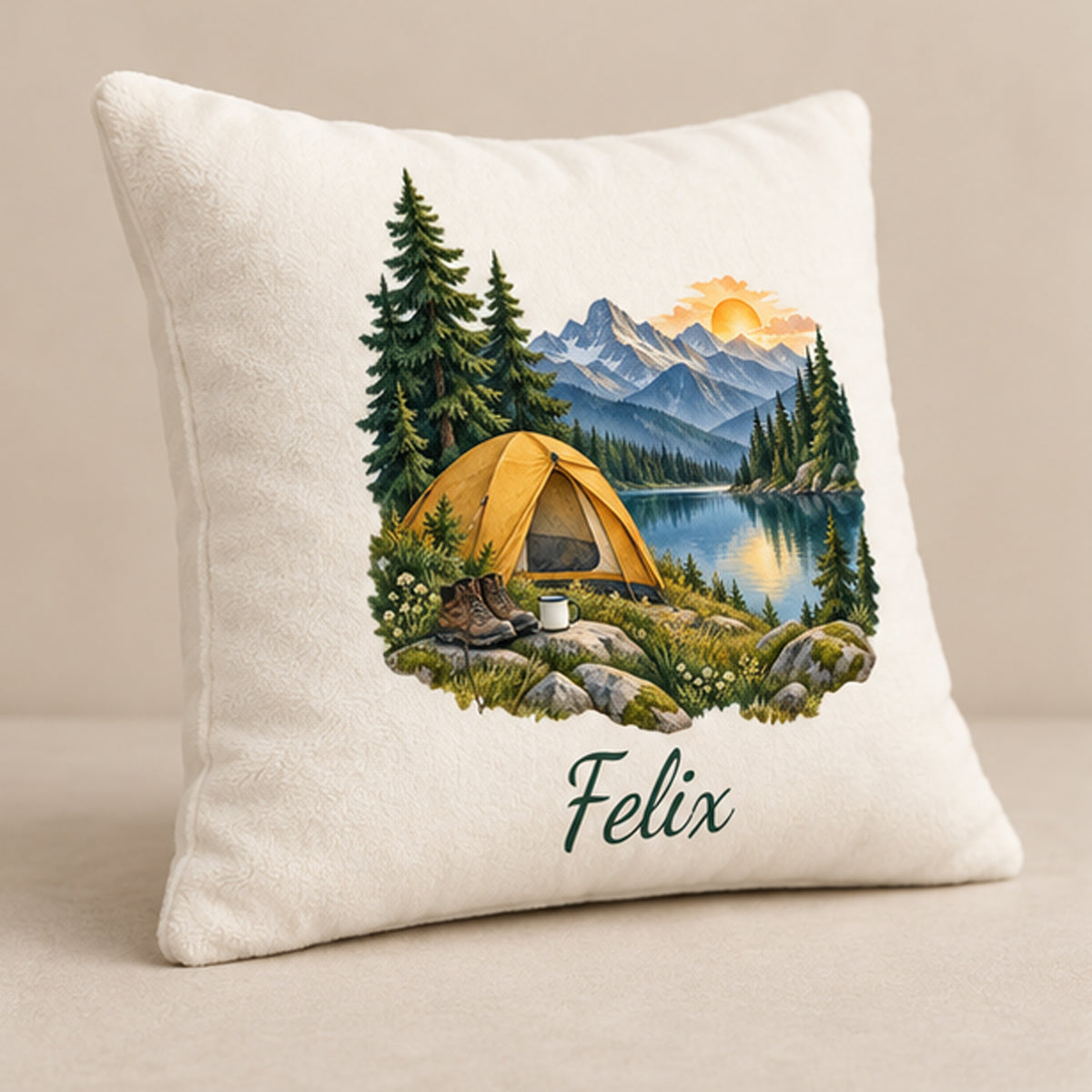 Schrägansicht: Camping-Kissenbezug Zelt am Bergsee, personalisiert mit Felix