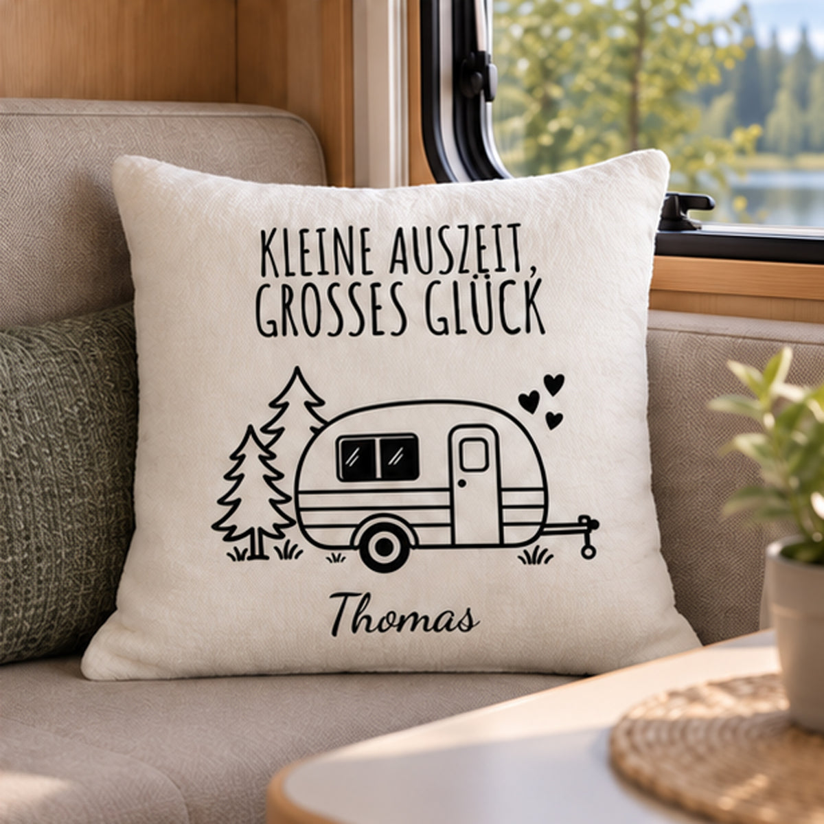 Camping-Wohnszene: Camping-Kissenbezug Kleine Auszeit, großes Glück, personalisiert mit Thomas