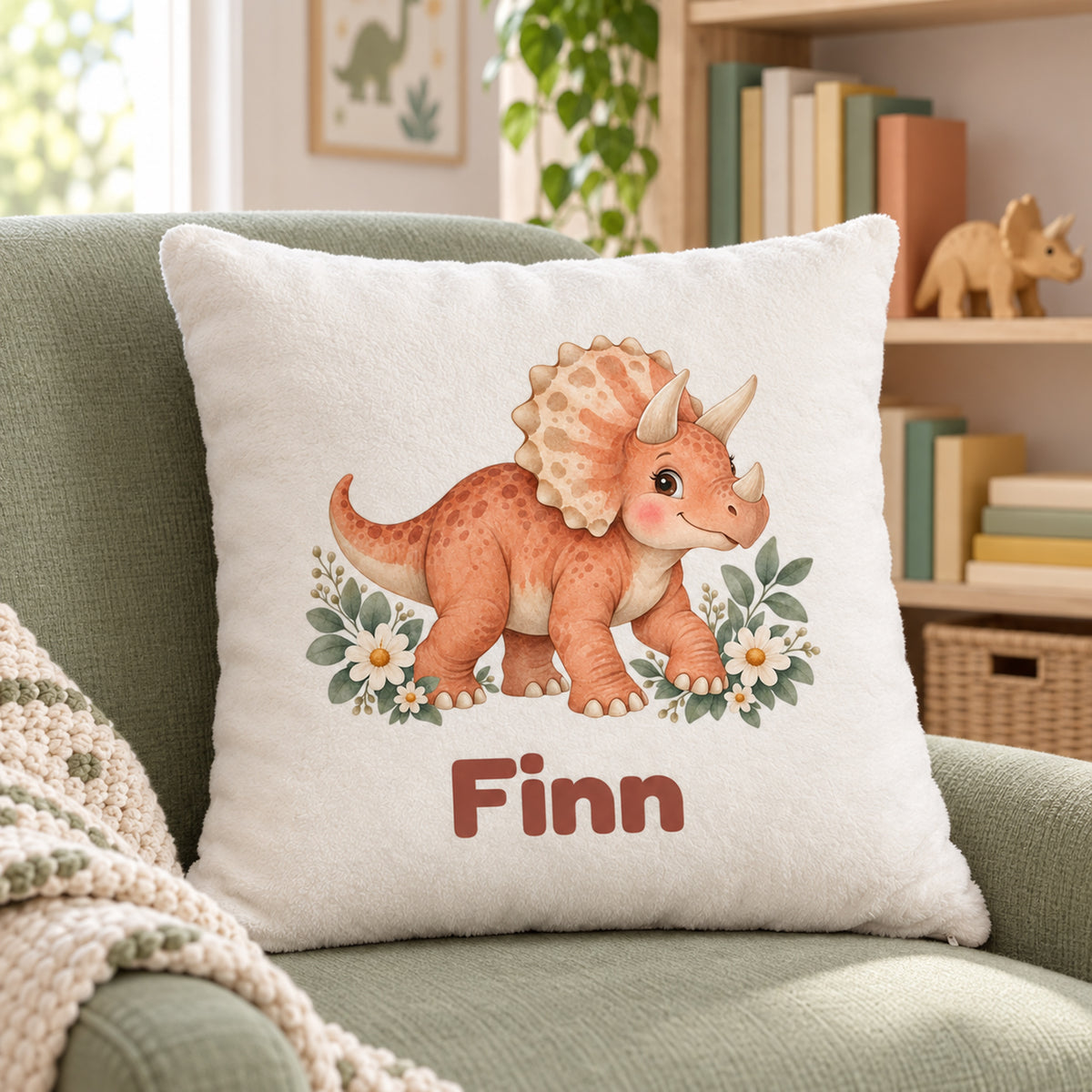 Personalisierter Dino-Kissenbezug: Triceratops mit Blumen, Beispielname Finn – Kinderzimmer und Wohnumgebung