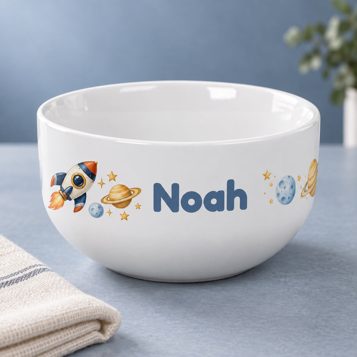 Weiße Müslischale mit Rakete-Motiv und Beispielname Noah