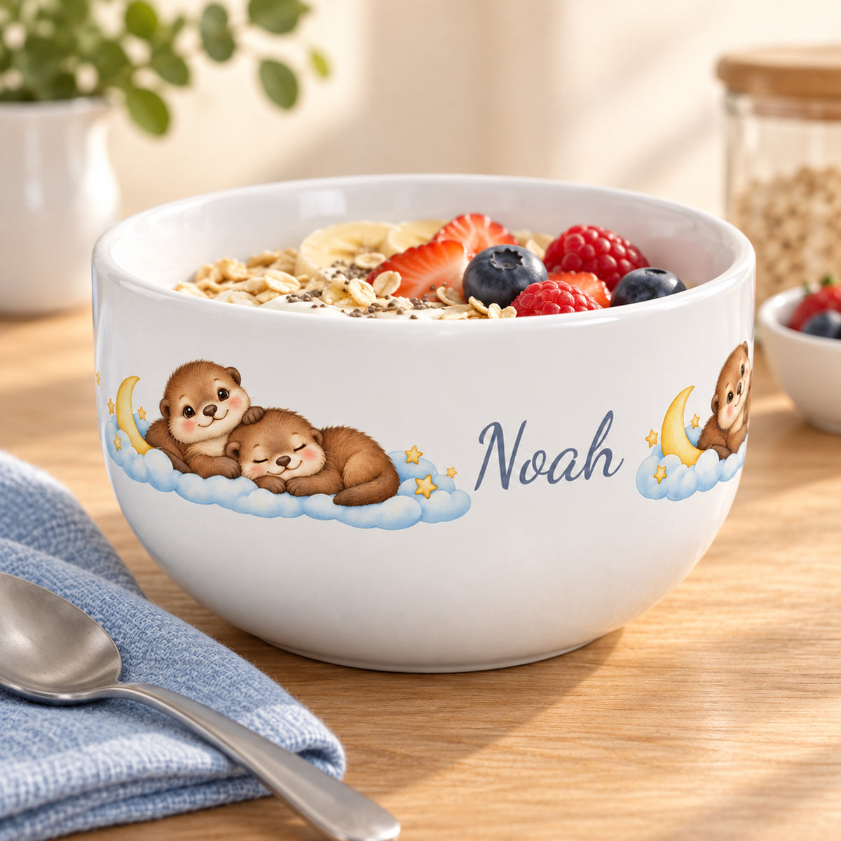 Frühstücksszene mit Müsli und Beeren – Müslischale Otter Sternenträume, Beispielname Noah