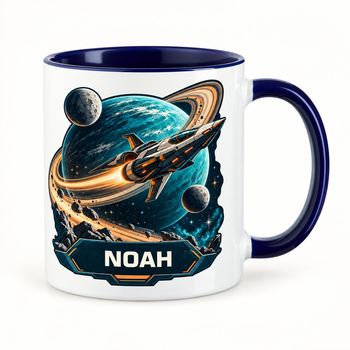 Personalisierte Weltall-Tasse Ringplanet mit Beispielname NOAH und dunkelblauem Henkel