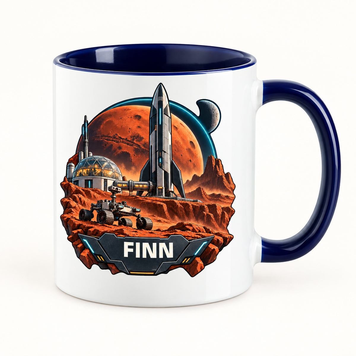Personalisierte Weltall-Tasse Marsbasis mit Beispielname FINN und dunkelblauem Henkel