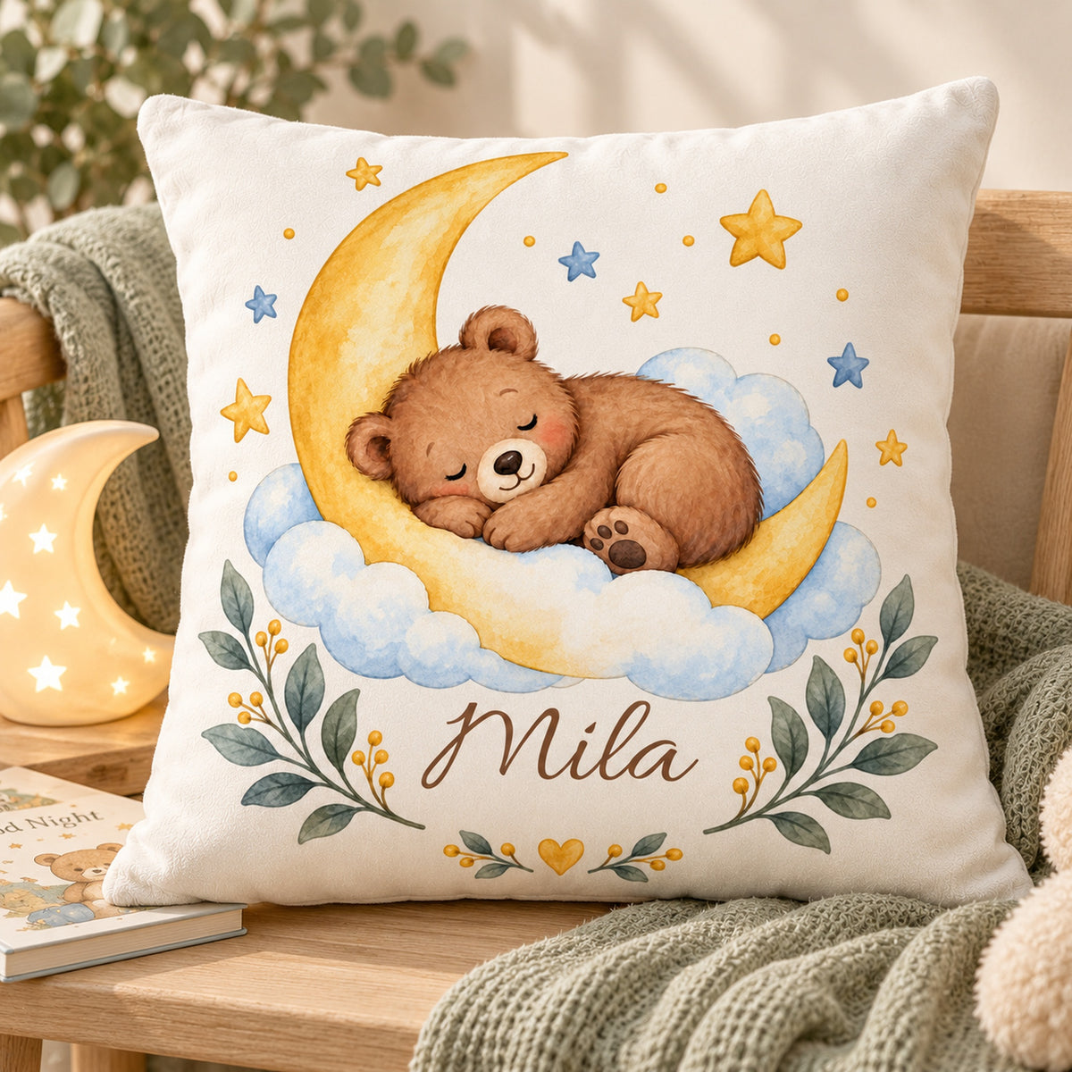 Goldener Mond: personalisierter Kissenbezug mit Bär, Mond und Beispielname Mila – Wohnszene