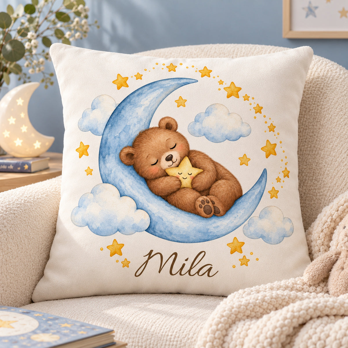 Sternenkuscheln: personalisierter Kissenbezug mit Bär, Mond und Beispielname Mila – Wohnszene