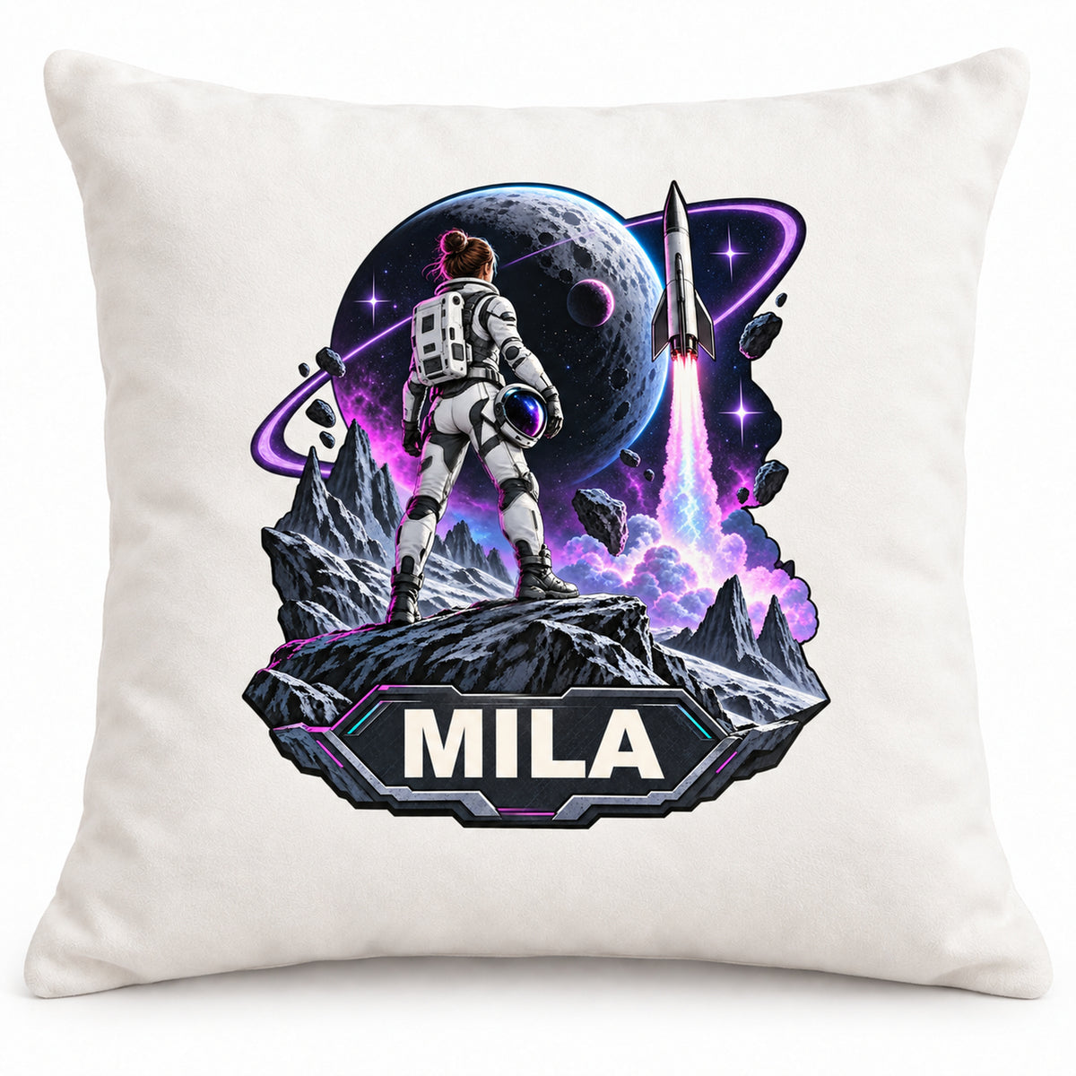 Hauptbild: personalisierter Dekokissenbezug Mondmission mit Astronautin und Mond und Beispielname MILA; 40 × 40 cm.