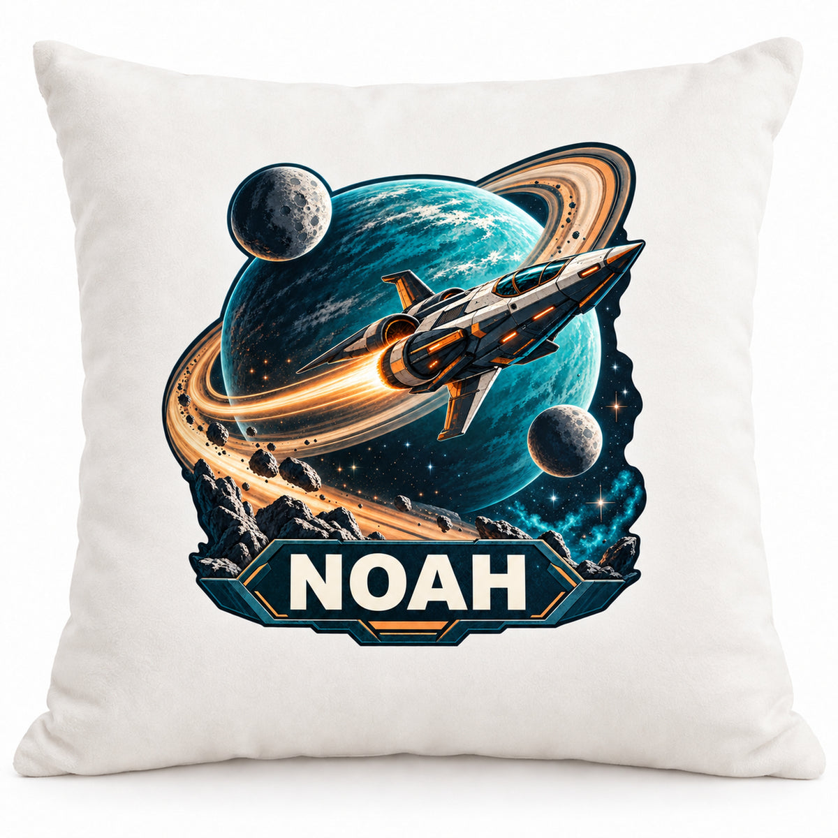 Hauptbild: personalisierter Dekokissenbezug Ringplanet mit Raumschiff und Ringplanet und Beispielname NOAH; 40 × 40 cm.