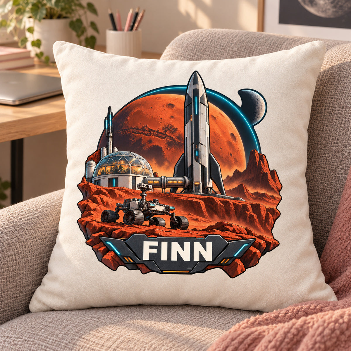 Wohnszene: personalisierter Dekokissenbezug Marsbasis mit Marsbasis und Rakete und Beispielname FINN; 40 × 40 cm.
