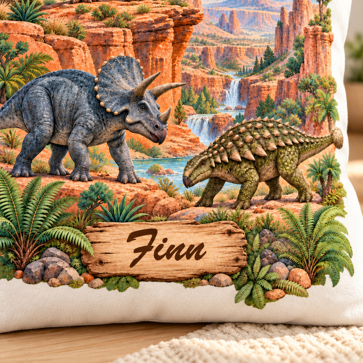 Dinosaurier-Kissenbezug Canyon-Abenteuer, 40 × 40 cm, mit Beispielname Finn – Motivdetail.