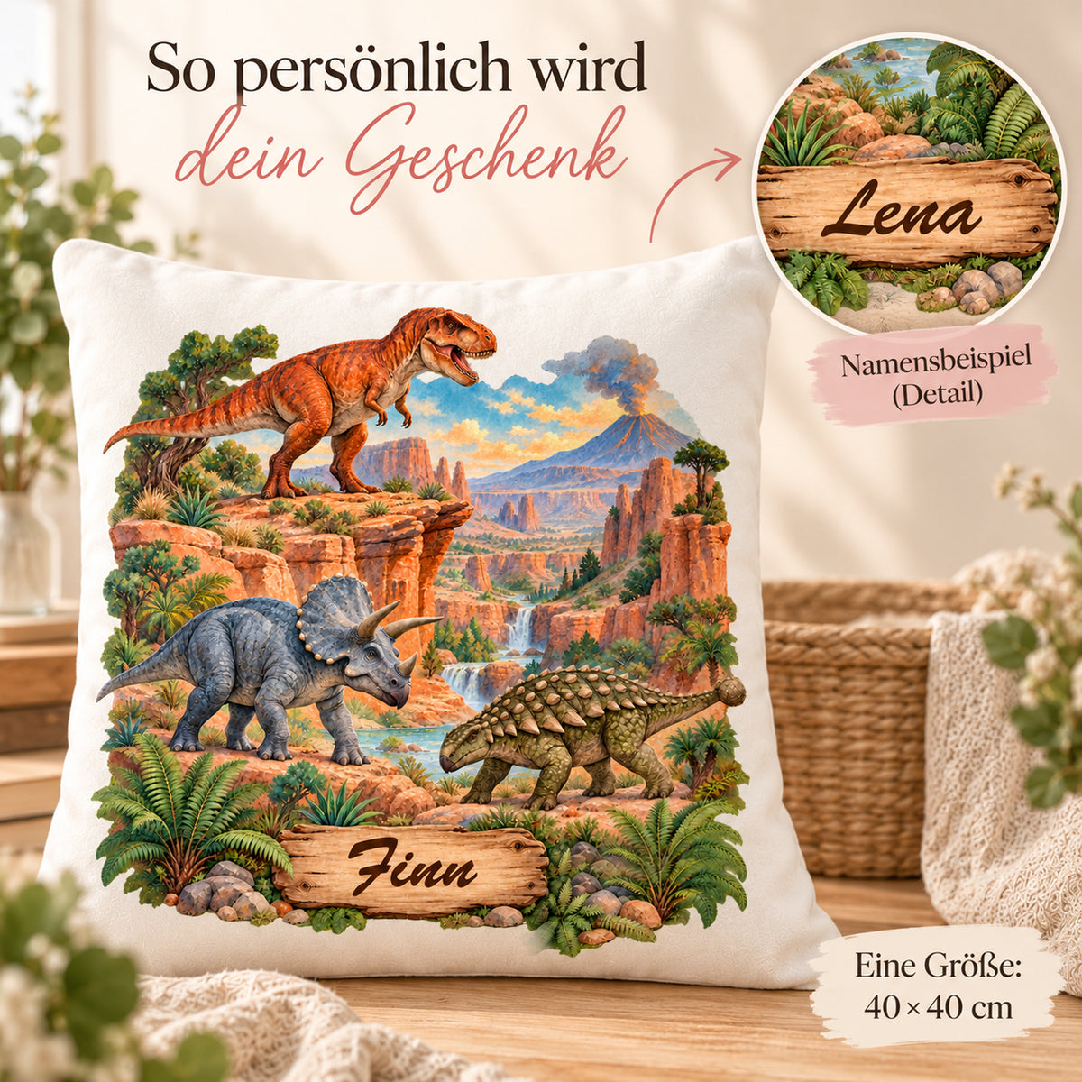 Personalisierter Dinosaurier-Kissenbezug Canyon-Abenteuer: Finn auf dem Kissen, Lena als Namensbeispiel im Detailkreis. Eine Größe: 40 × 40 cm.
