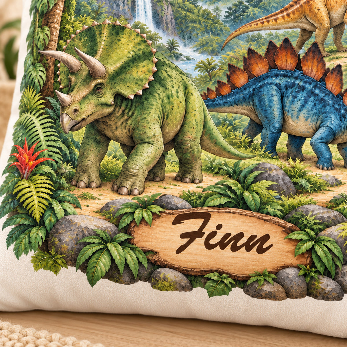 Dinosaurier-Kissenbezug Urwaldpfad, 40 × 40 cm, mit Beispielname Finn – Motivdetail.