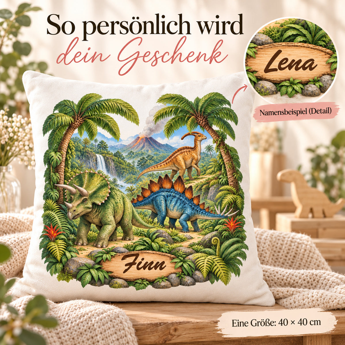 Personalisierter Dinosaurier-Kissenbezug Urwaldpfad: Finn auf dem Kissen, Lena als Namensbeispiel im Detailkreis. Eine Größe: 40 × 40 cm.