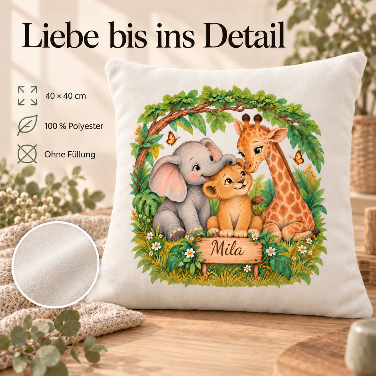Safari-Freunde im Blätterbogen: Produktdetails des personalisierten Safari-Kissenbezugs mit Beispielname Mila.