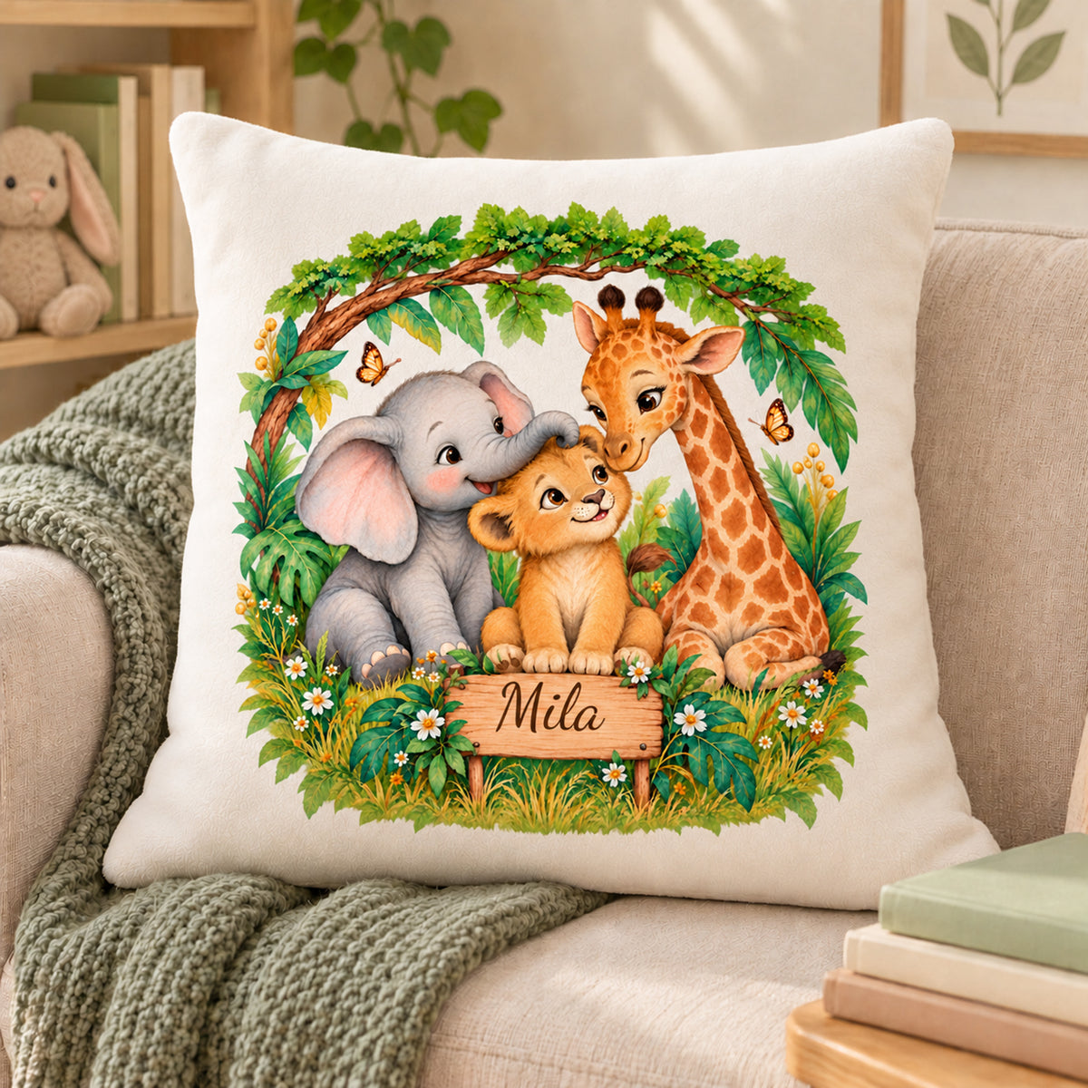 Safari-Freunde im Blätterbogen: Leseecke des personalisierten Safari-Kissenbezugs mit Beispielname Mila.