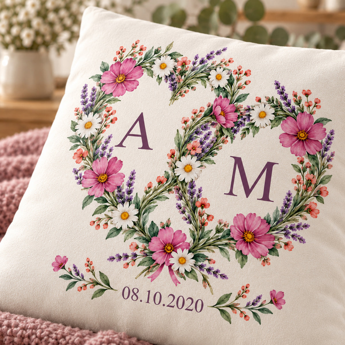 Wildblumenliebe: personalisierter Kissenbezug mit Paarinitialen A und M und Beispieldatum 08.10.2020 – Druckdetail