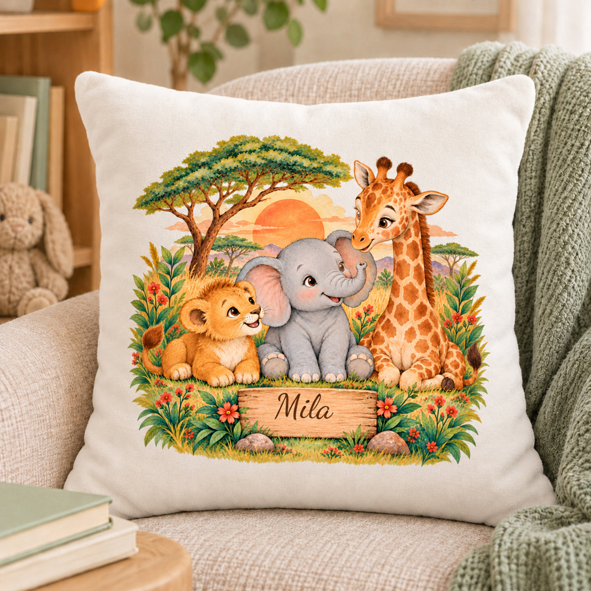 Safari im Abendlicht: Leseecke des personalisierten Safari-Kissenbezugs mit Beispielname Mila.