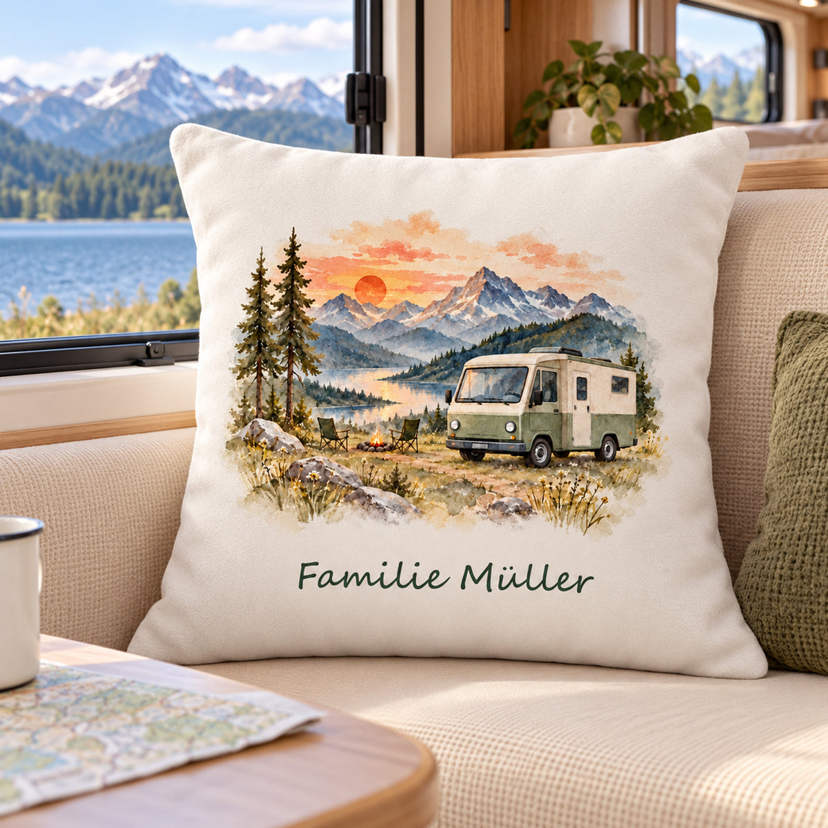 Lifestyle: personalisierter Wohnmobil-Kissenbezug Alpengluehen, 40 × 40 cm, Beispiel Familie Müller