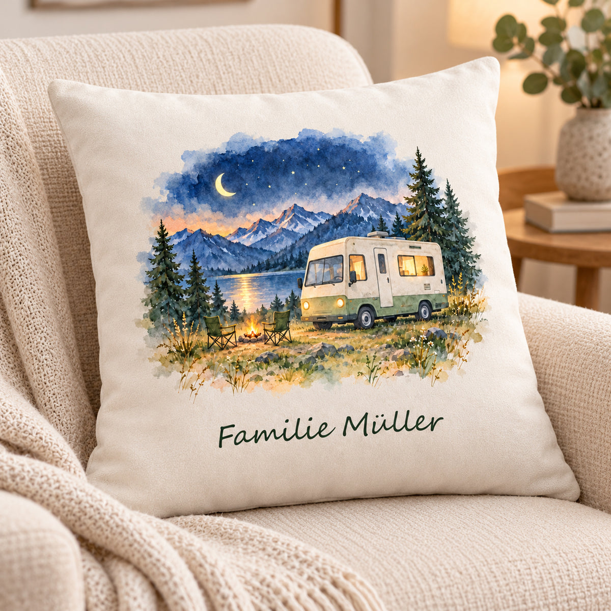 Schrägansicht: personalisierter Wohnmobil-Kissenbezug Sternennacht, 40 × 40 cm, Beispiel Familie Müller