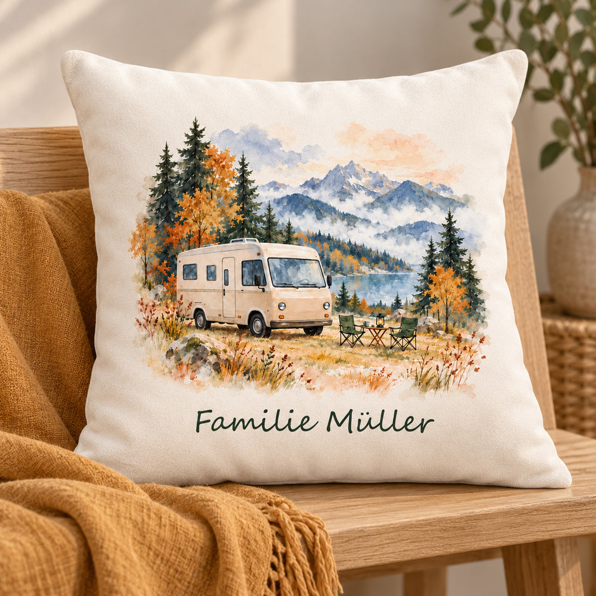 Schrägansicht: personalisierter Wohnmobil-Kissenbezug Herbstcamp, 40 × 40 cm, Beispiel Familie Müller