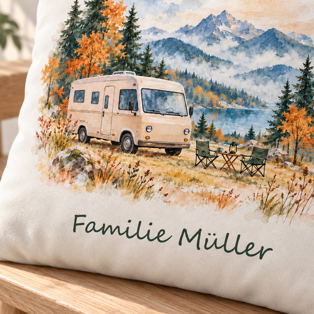 Druckdetail: personalisierter Wohnmobil-Kissenbezug Herbstcamp, 40 × 40 cm, Beispiel Familie Müller