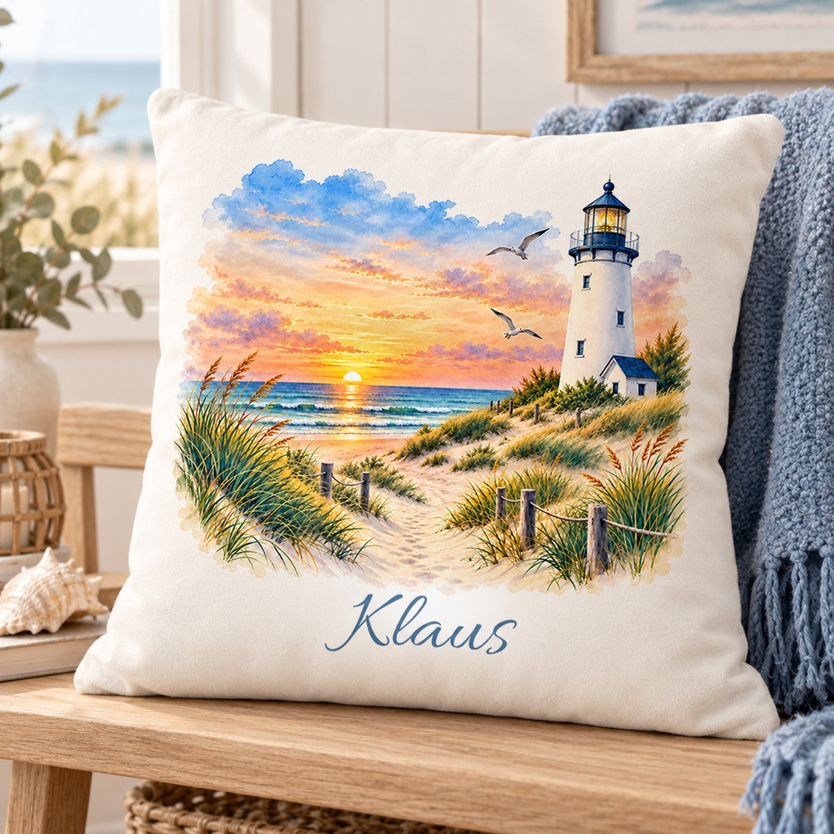 Abendhorizont: Kissenbezug mit Leuchtturm und Beispielname Klaus – Schrägansicht