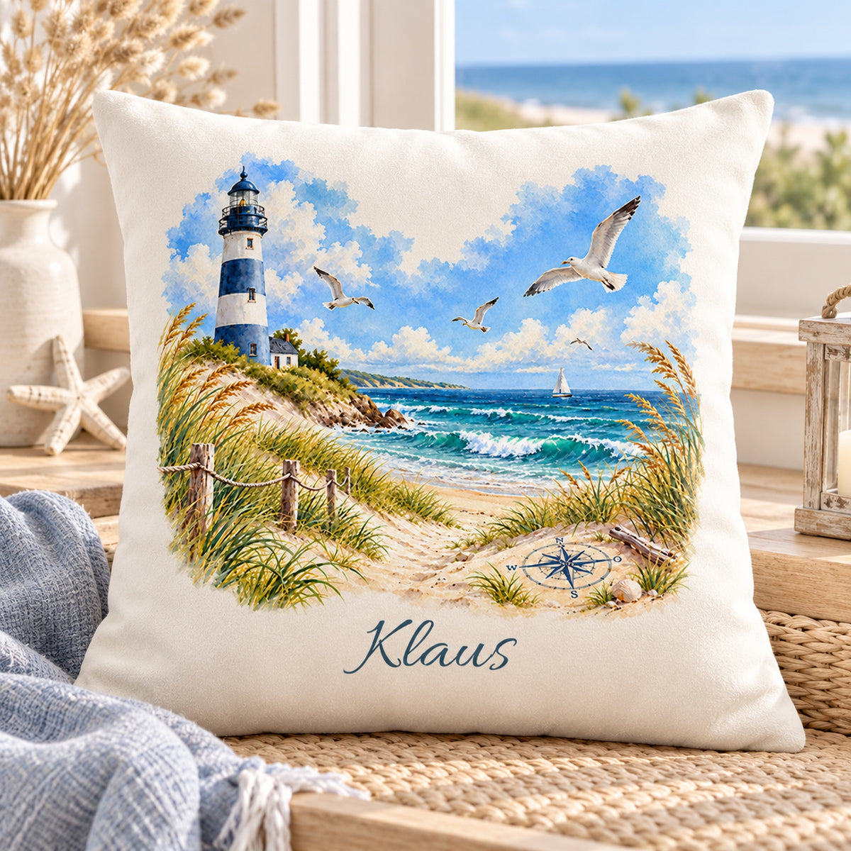 Kompass am Meer: Kissenbezug mit Leuchtturm und Beispielname Klaus – Wohnszene