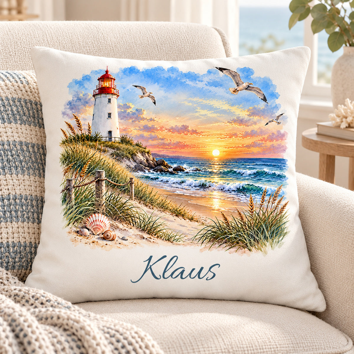 Muscheln am Strand: Kissenbezug mit Leuchtturm und Beispielname Klaus – Leseecke