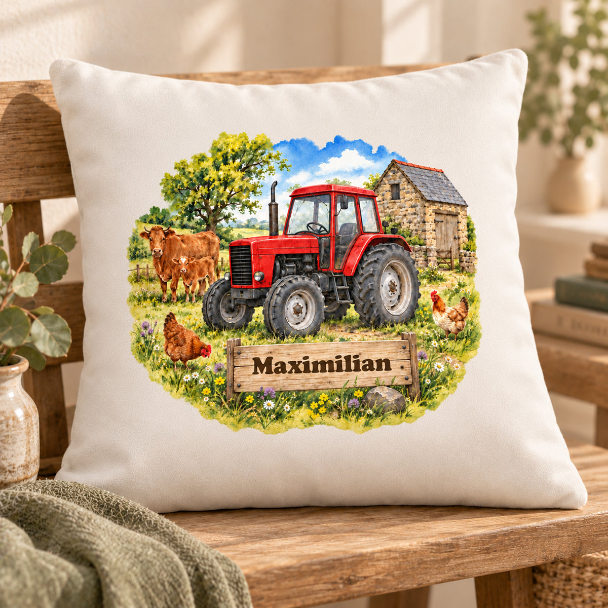 Schrägansicht: personalisierter Traktor-Kissenbezug Roter Traktor mit Kühen, 40 × 40 cm, Beispiel Maximilian