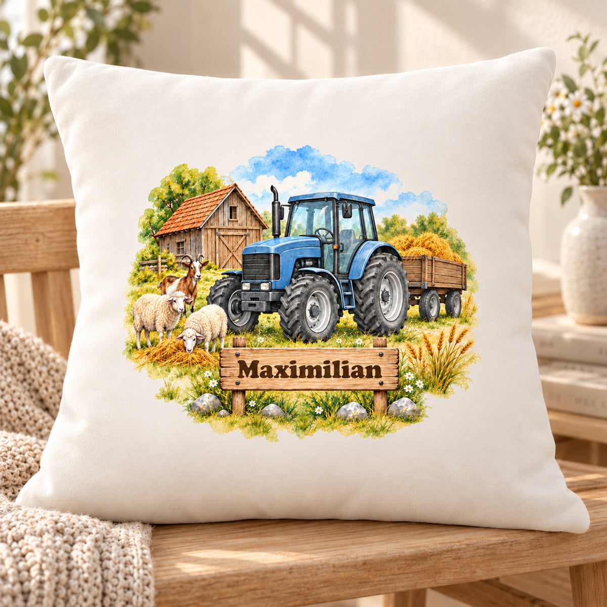 Schrägansicht: personalisierter Traktor-Kissenbezug Blauer Traktor mit Heuwagen, 40 × 40 cm, Beispiel Maximilian