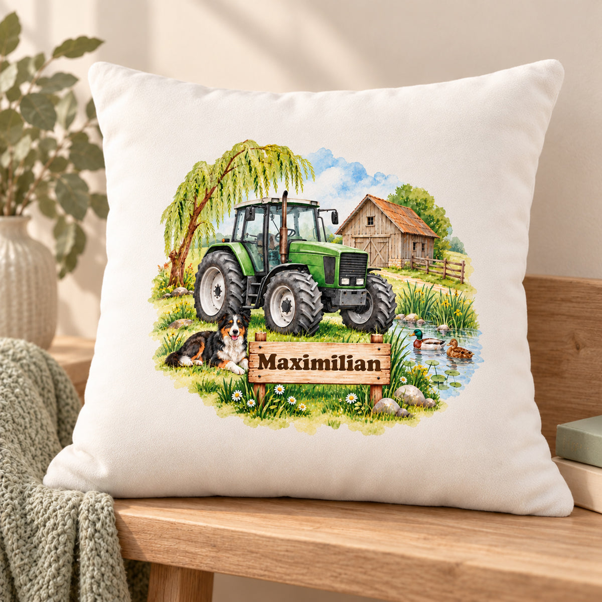 Schrägansicht: personalisierter Traktor-Kissenbezug Grüner Traktor am Ententeich, 40 × 40 cm, Beispiel Maximilian