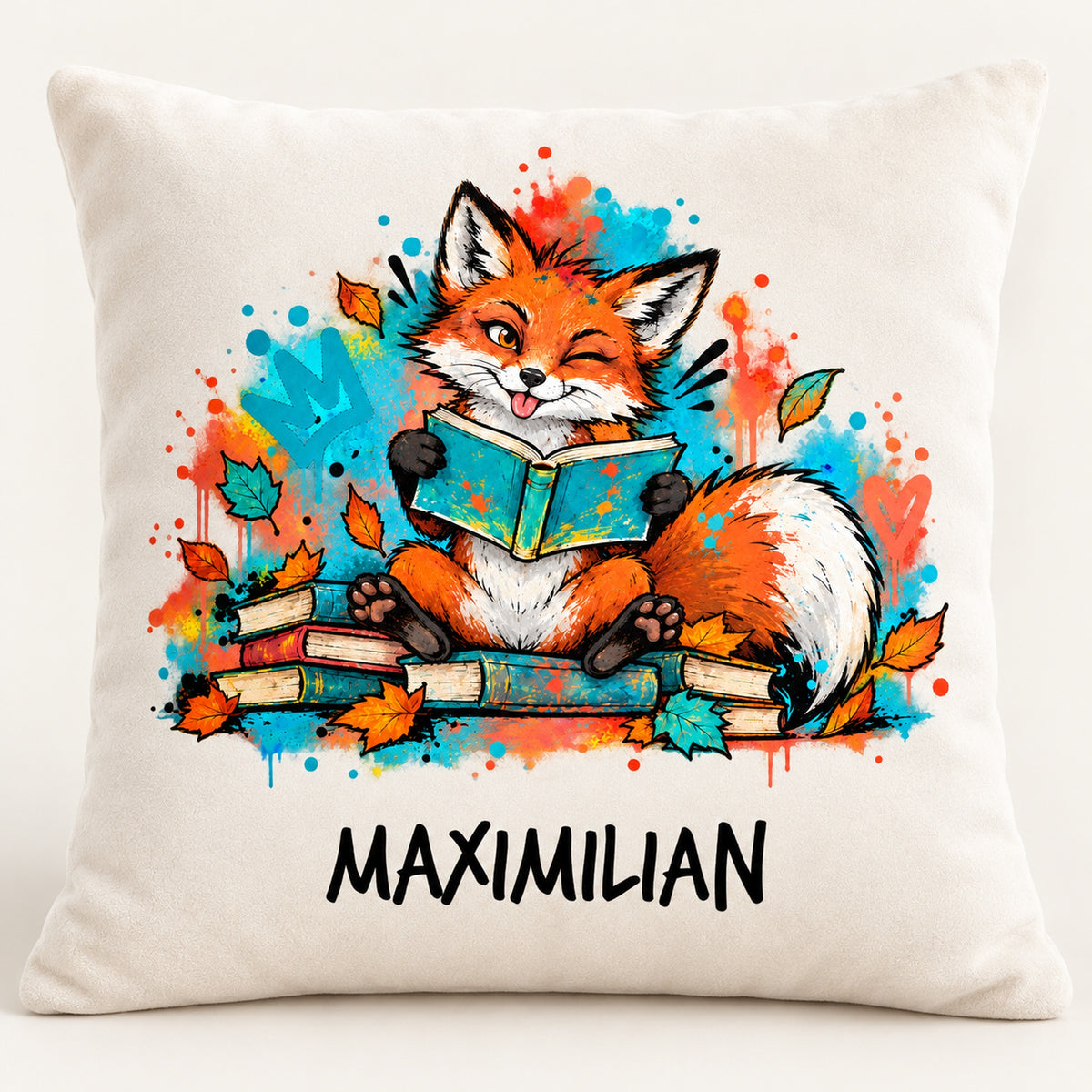 Personalisierter Bücherfuchs-Kissenbezug Augenzwinkern, 40 × 40 cm – Hauptbild mit Beispielname Maximilian