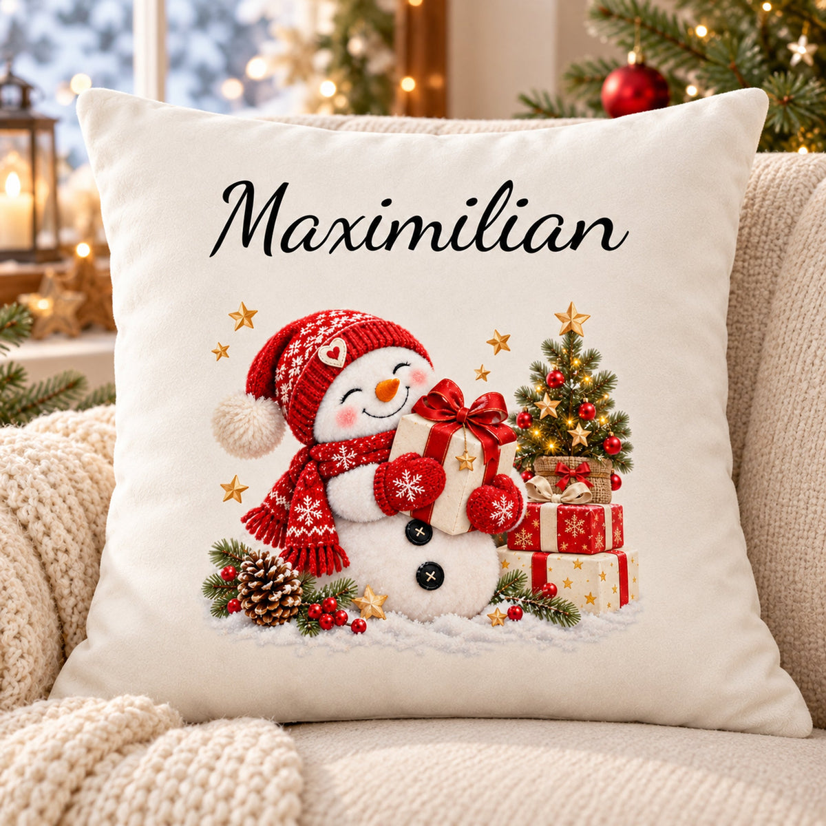 Schneemann-Kissenbezug Geschenkfreude, Bild 2, mit Beispielname Maximilian