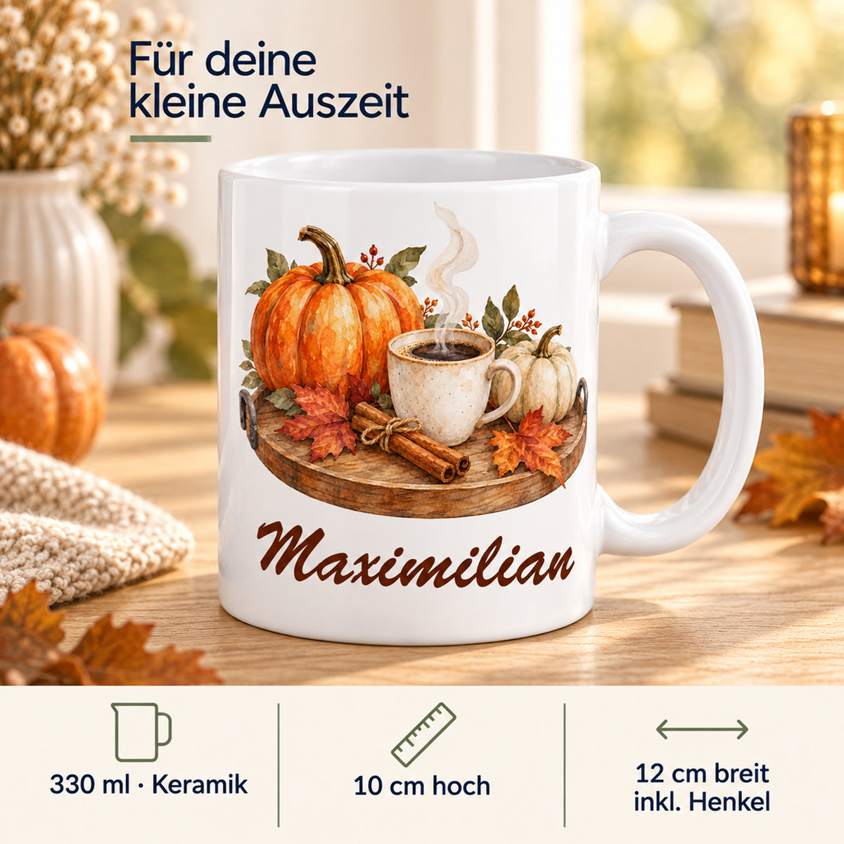 Eigenschaften: weiße personalisierte Herbst-Tasse mit Motiv Kürbiskaffee am Morgen und Beispielname Maximilian