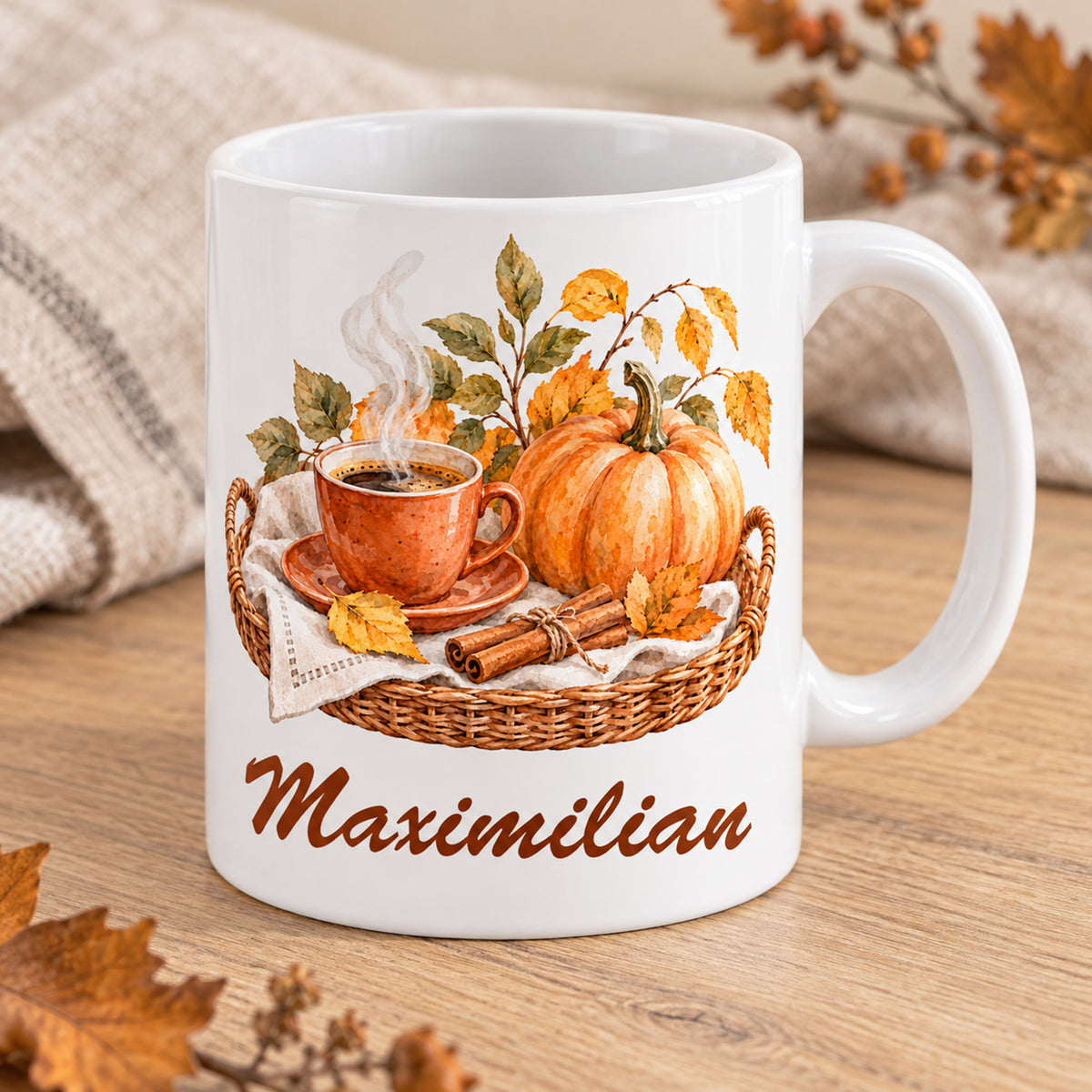 Schrägansicht: weiße personalisierte Herbst-Tasse mit Motiv Warmer Herbst auf dem Tablett und Beispielname Maximilian