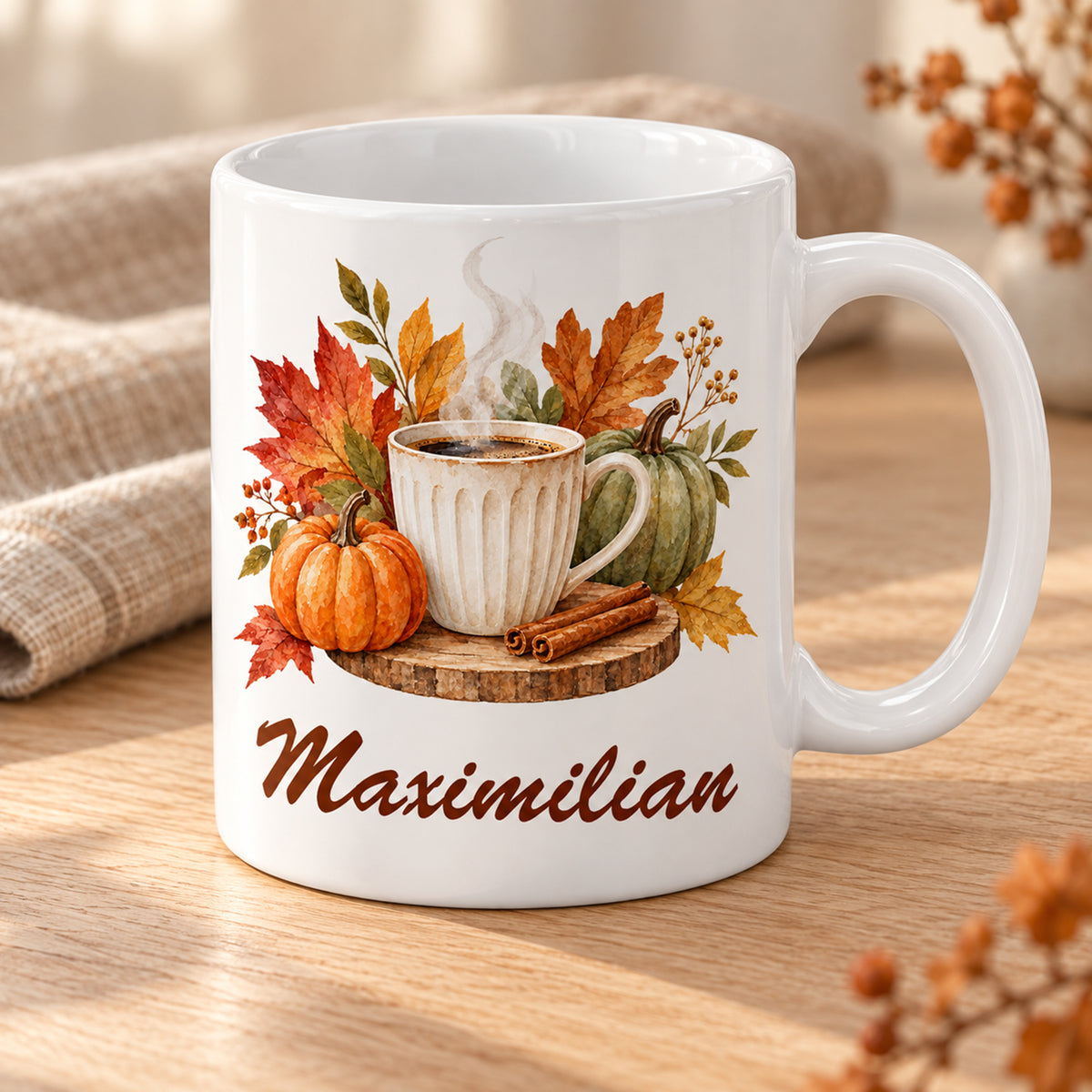Schrägansicht: weiße personalisierte Herbst-Tasse mit Motiv Blätterzauber und Kaffeedampf und Beispielname Maximilian