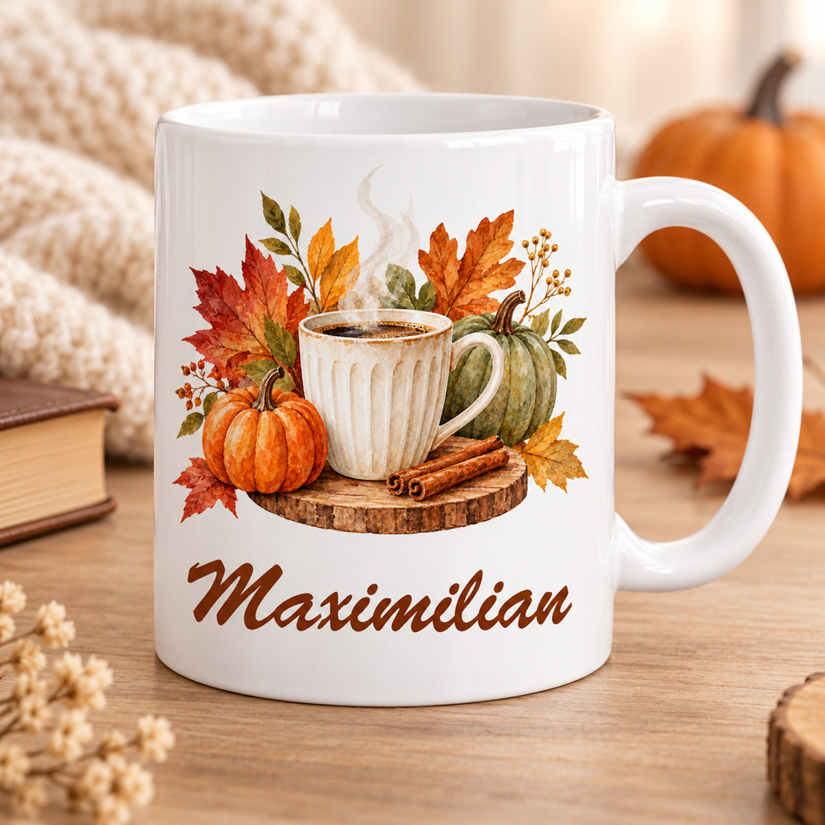 Herbstliche Kaffeepause: weiße personalisierte Herbst-Tasse mit Motiv Blätterzauber und Kaffeedampf und Beispielname Maximilian